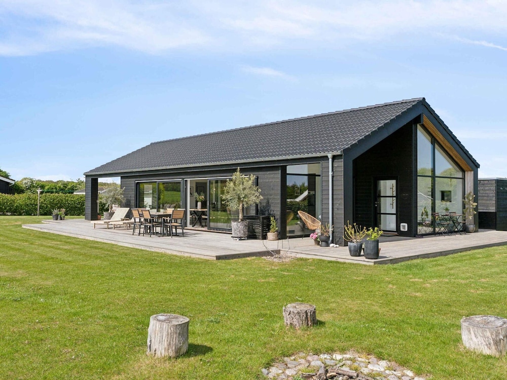 5 Star Holiday Home in Humble
