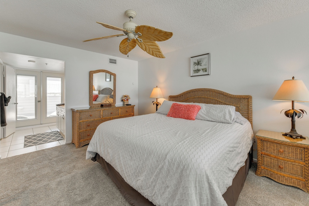 Beachfront Condo w/ Balcony on Manasota Key