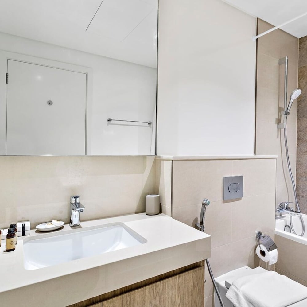 Silkhaus Modern Chic in New Tower Pool Gym