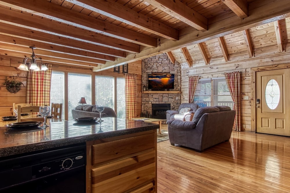 Ern864 - The Cedars - Great Location! Close To All The Action! 5 Bedroom Cabin by RedAwning view 2