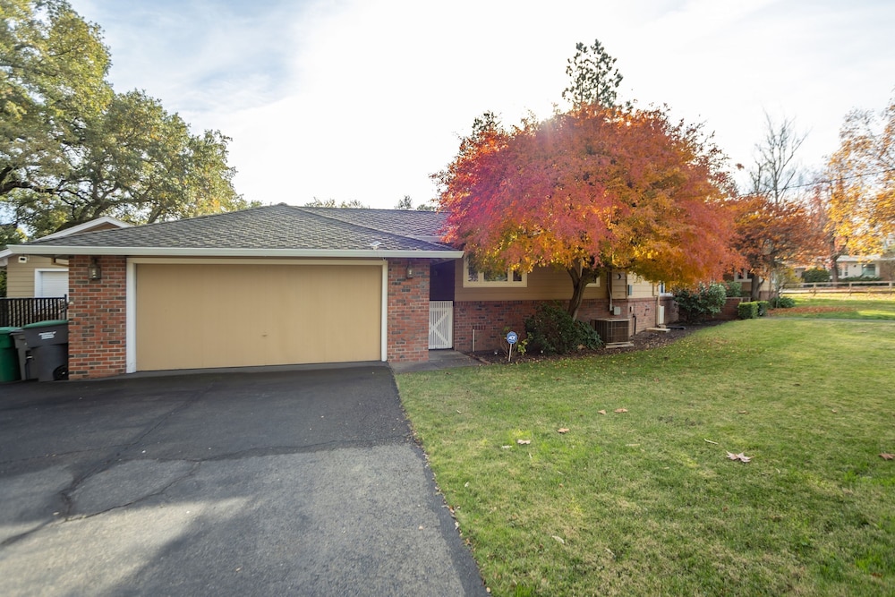 Wildflower by Avantstay Gorgeous Wine Country Home w Pool Bocce Ball Court Huge Yard