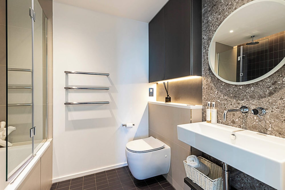 Luxurious 3-bed Sky-high Battersea Gem