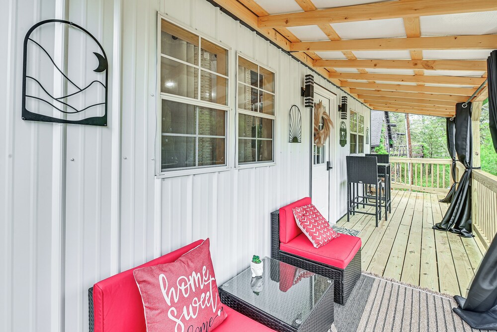 Hot Tub, Fire Pit: Lake-view Catlettsburg Getaway!