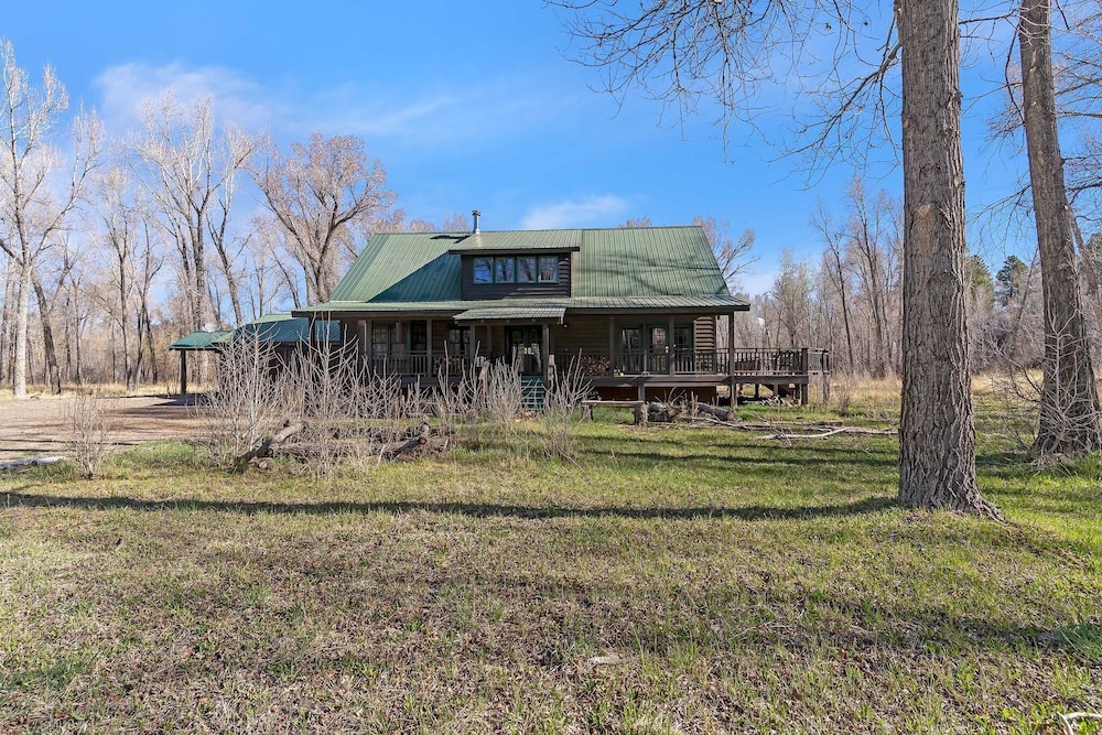 Charming Country 4br Retreat With Riverfront Views 4 Bedroom Cabin