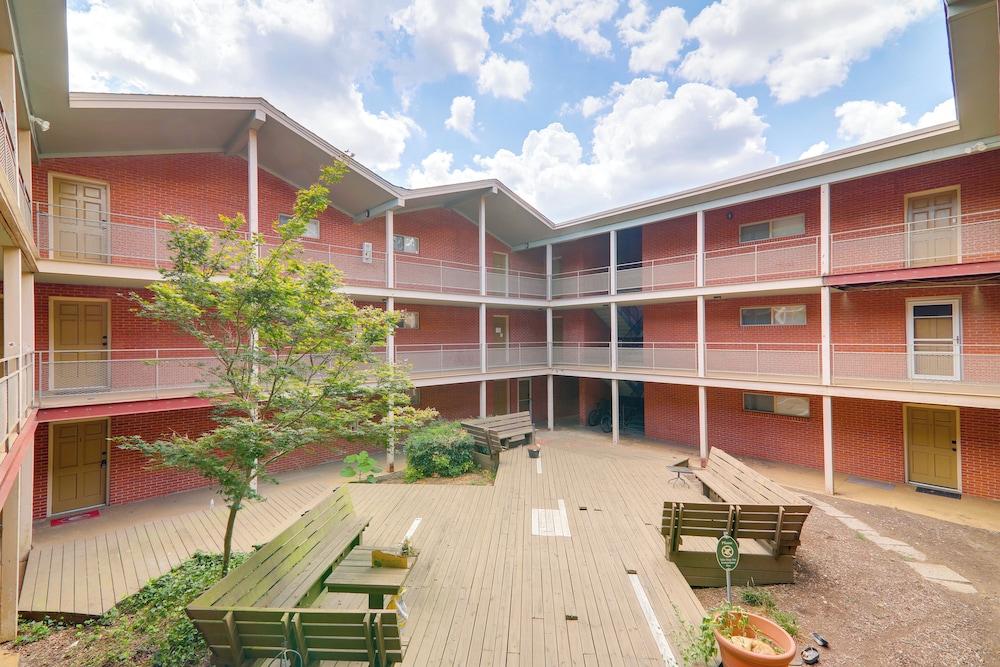 1 Mi to Dtwn & Uga: Condo w/ Pool in Athens!