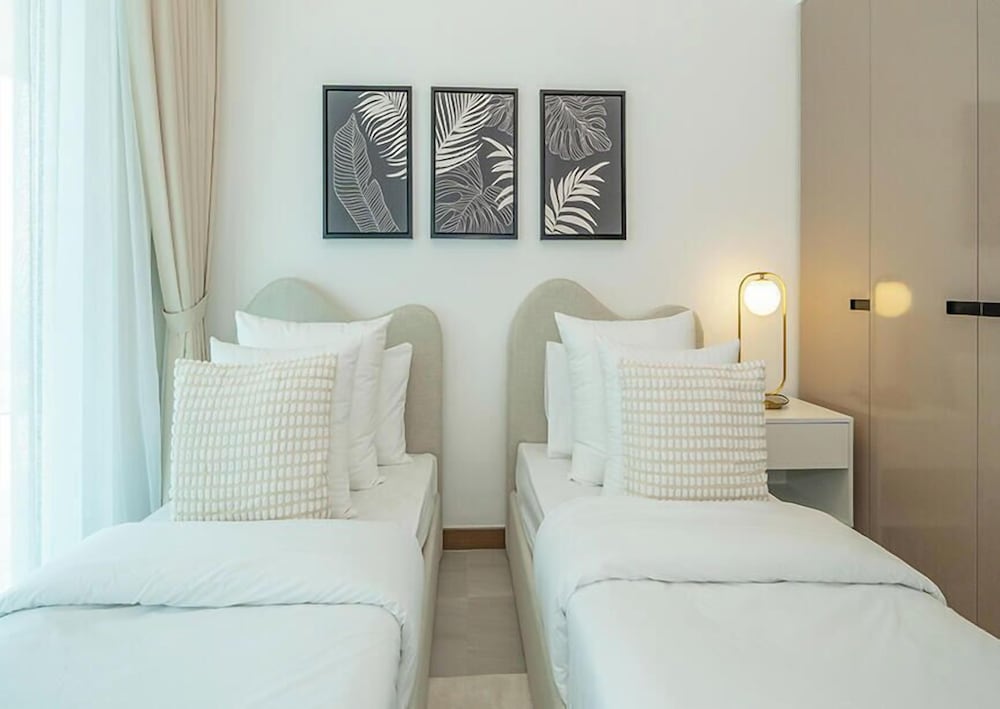 Elegant High Floor 2BR Urban Oasis