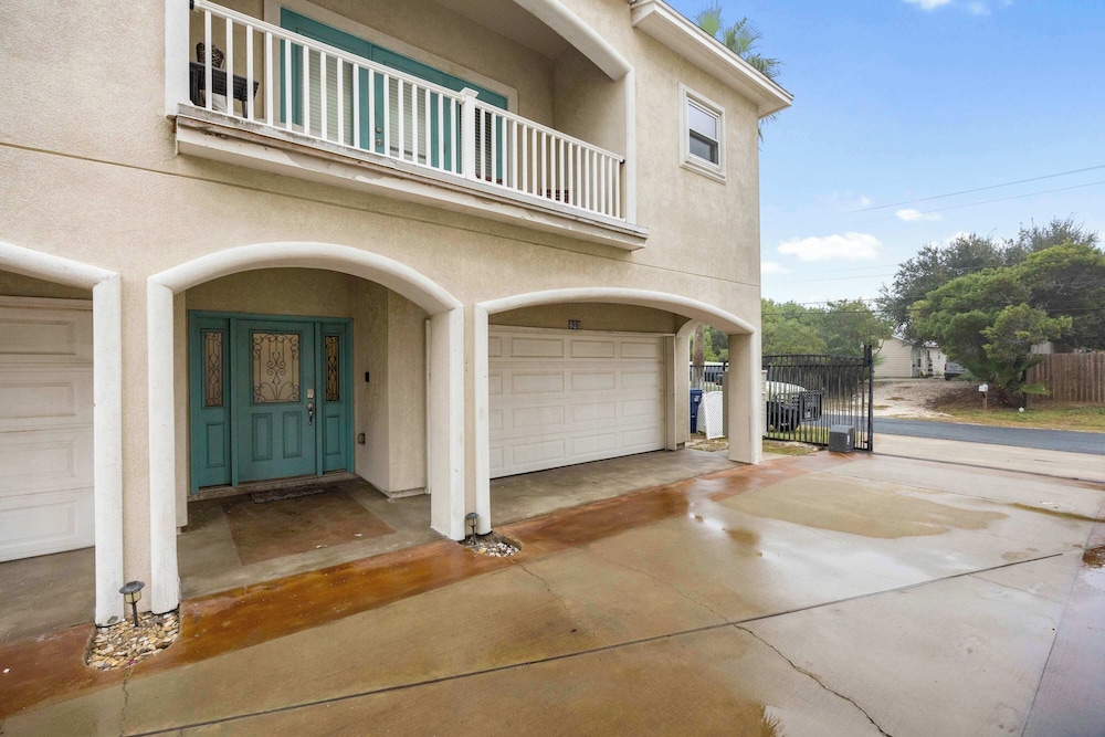Coastal Townhouse TX Retreat!