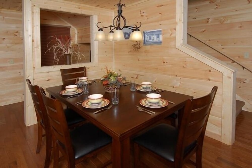 Smoky's Summit - 4 Bedrooms, 4 Baths, Sleeps 14 Home by RedAwning