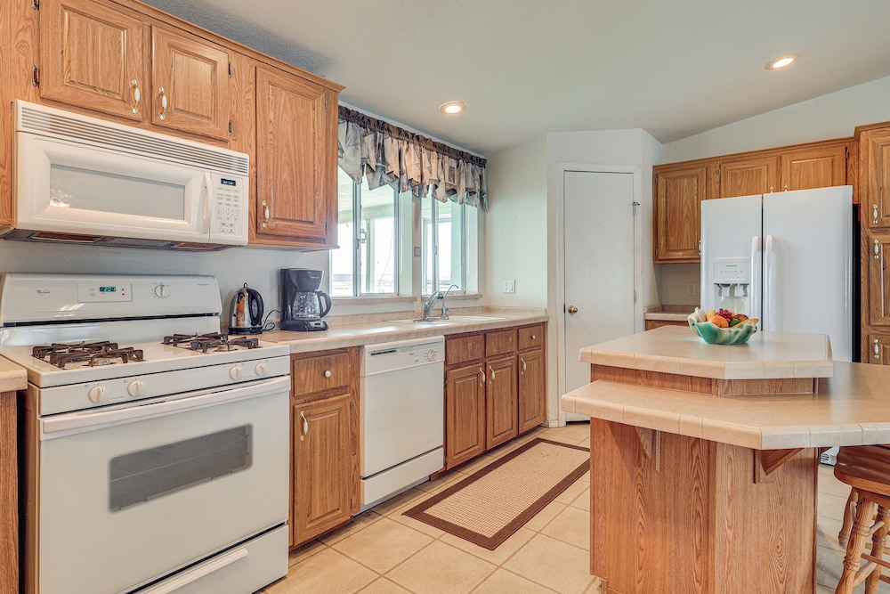1 Mi to Lake: Home w/ Deck in Elephant Butte