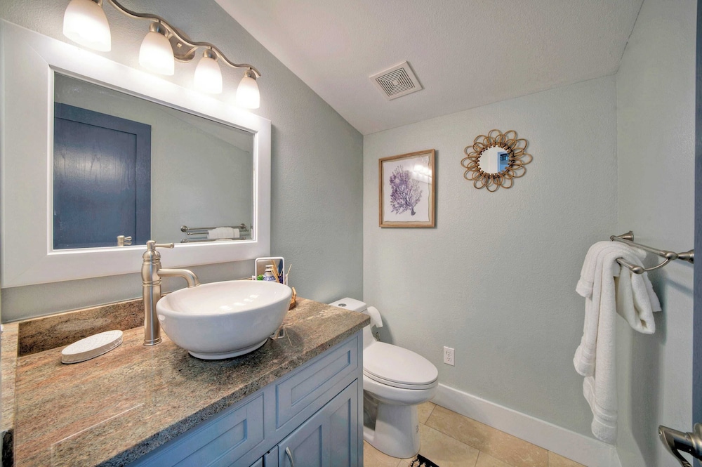 Sleeps 22 2 Homes w/ Private Pool, Game Room, Nature Views 7 BDR Avantstay