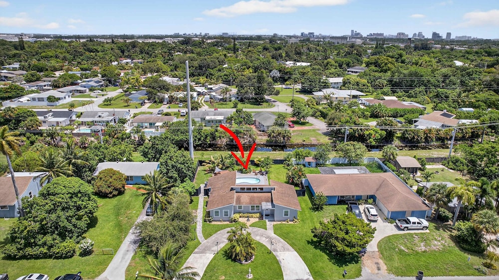 Luxury Meets Paradise Family-friendly 4BR w Pool