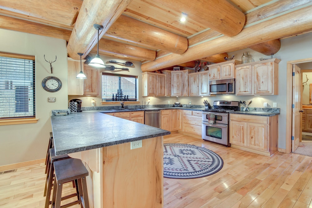 Fire Pit: Cozy Winter Cabin, 45 Mi to Sunrise Park