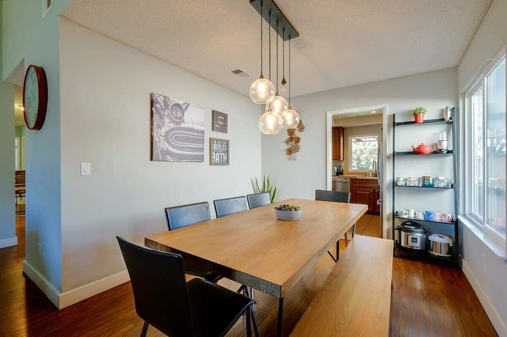 @ Marbella Lane - 4BR Home Away From Home Ldry