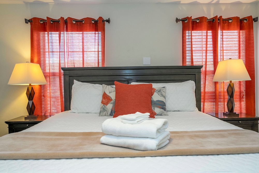 Storey Lake 4 BR With Private Pool
