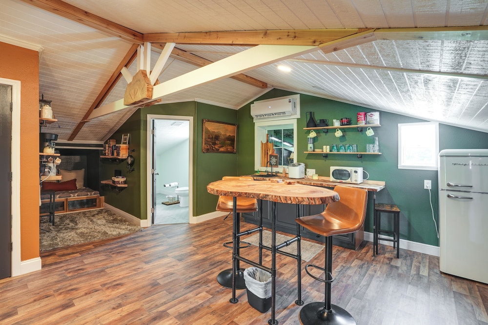 Cozy Altoona Studio w/ Fire Pit: Farm On-site!