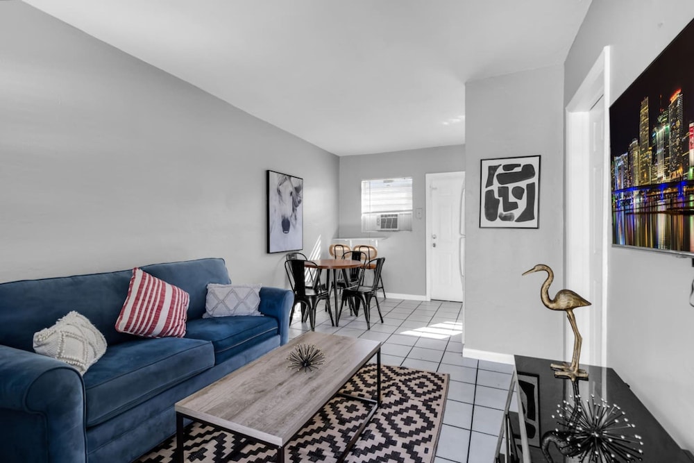 Cozy 1BR Retreat 6 Mins to Beach Free Parking