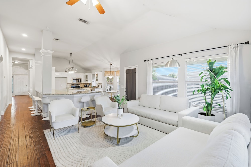 Lux Cozy 5B2B Home for Families