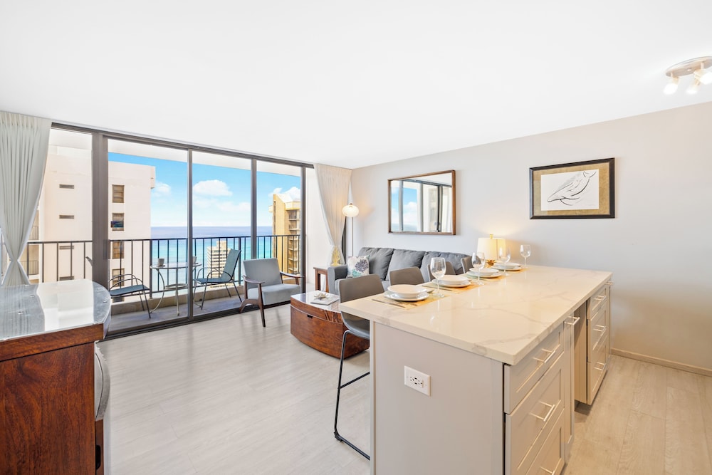 High Floor Ocean View Condo (King Bed and Parking): hotel room photo