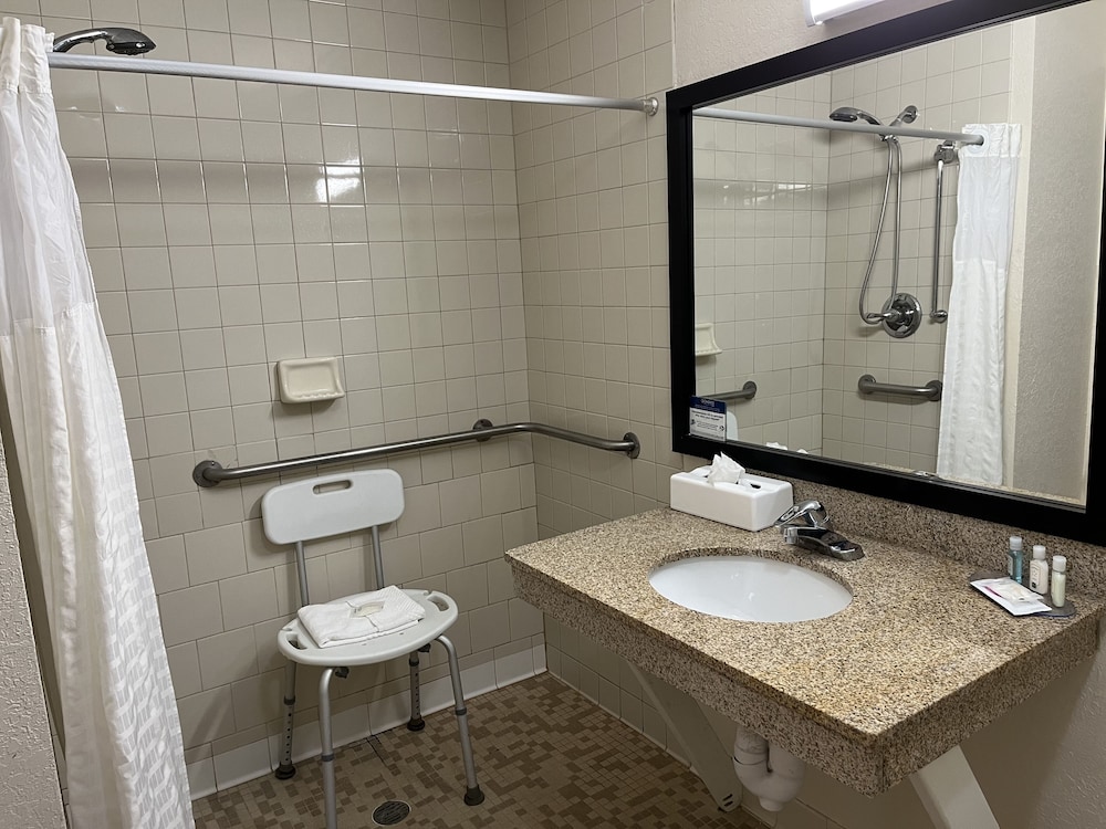 Traverse City Vacations - Quality Inn Traverse City - Property Image 4