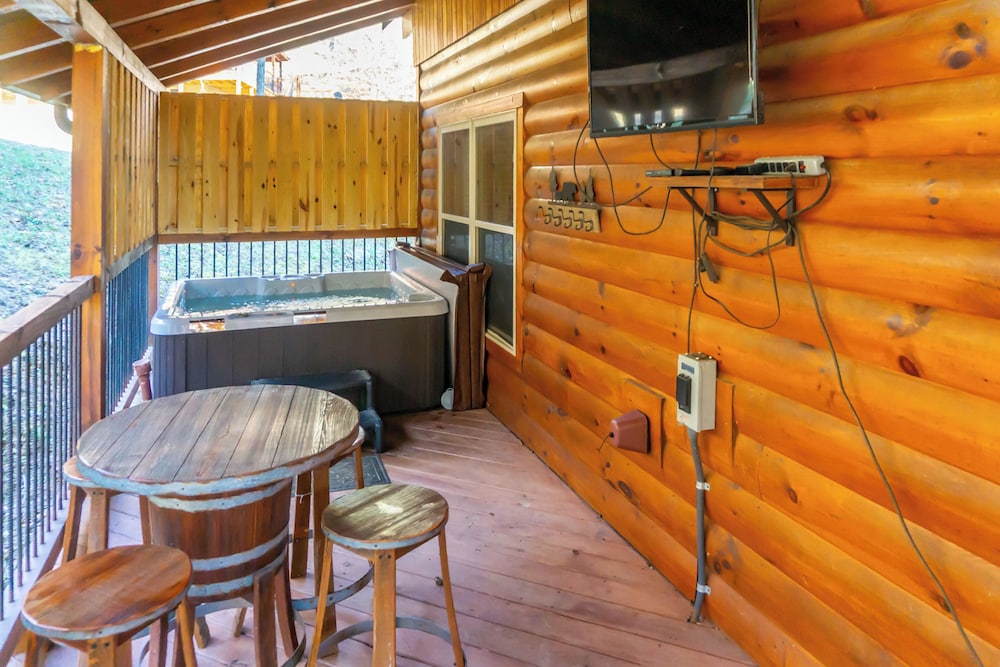 2 BR Pigeon Forge Home w/ Porch & Hot Tub