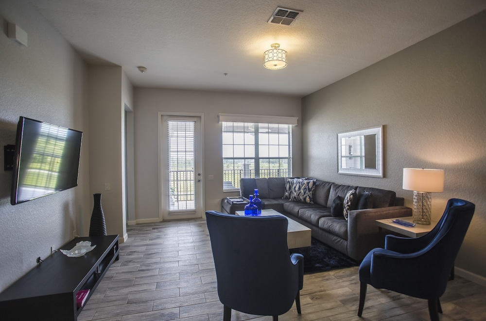 Altavista Lakeview 3 Bedroom Condo by RedAwning