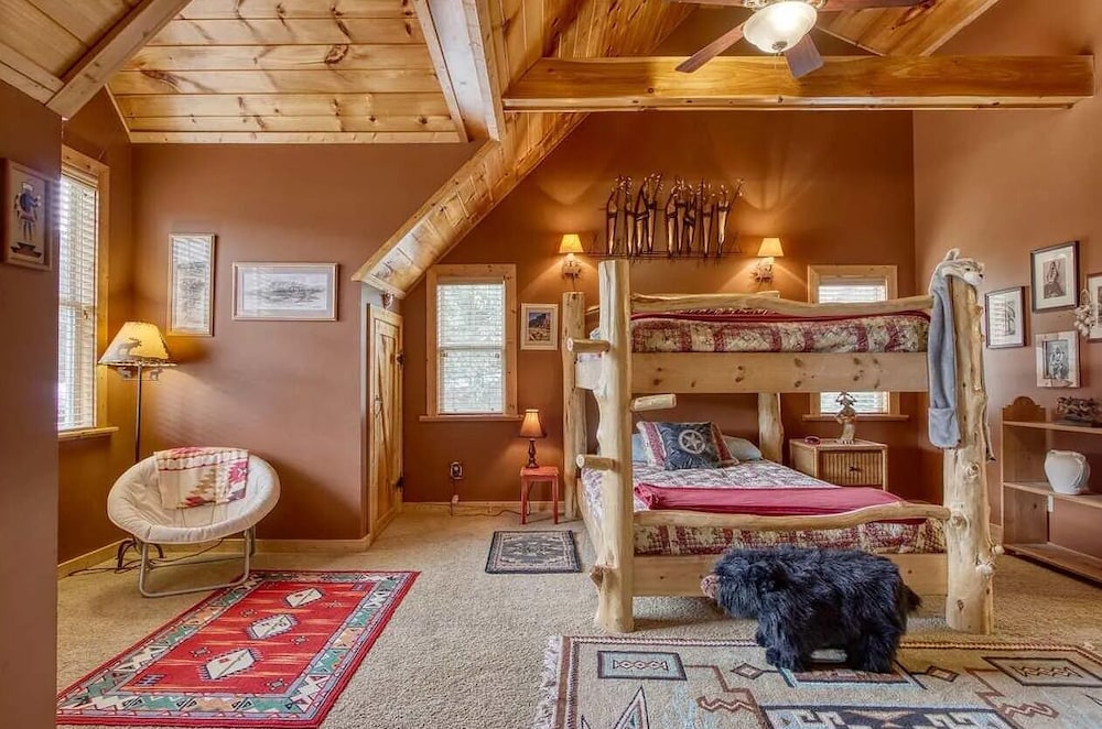 Smoky Mtn Log Cabin w Wet Bar Loft