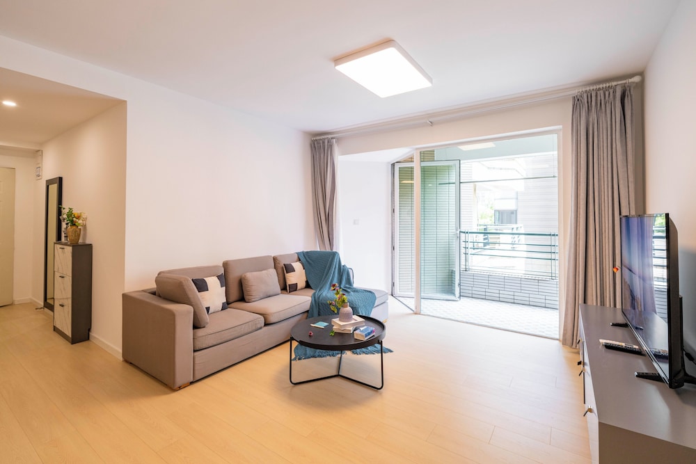 Tyms Bright 2BR 1BA Apt Xuhui Center