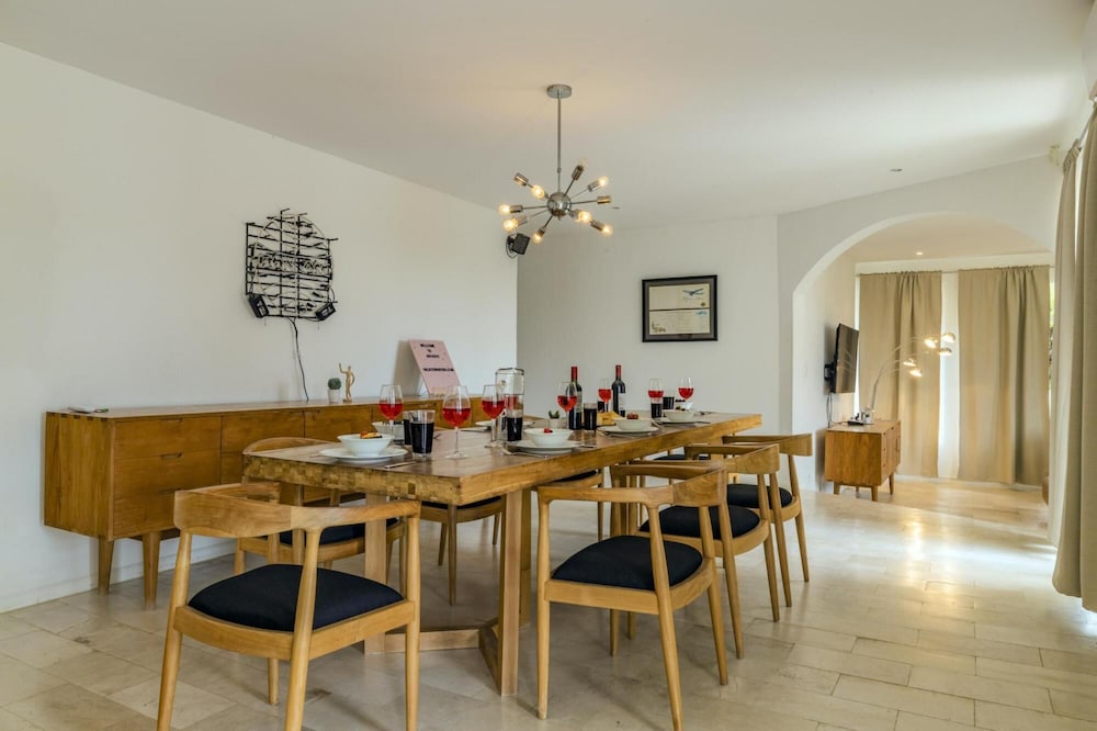 - Large Private Pool With Outdoor Dining - Centrally Located in the Island - Poo