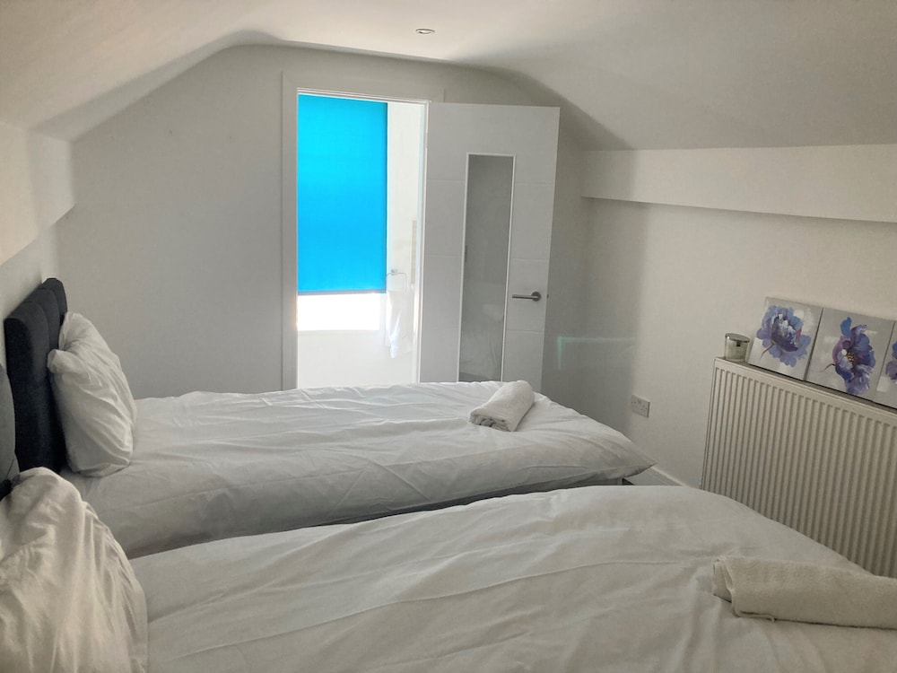 Lovely 4-bed House in Central Wolverhampton view 2