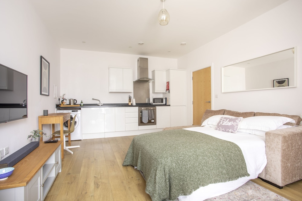 Queens Lodge 1-bed Apartment in Redhill view 2