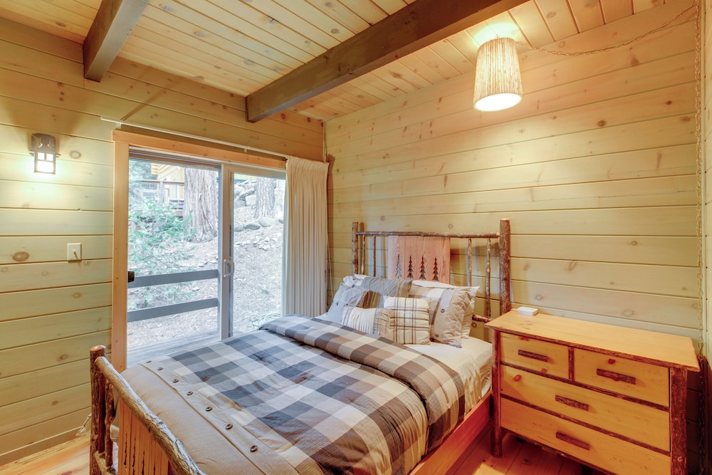 1 Mi to Beach & Golf Course! Lake Almanor Cabin