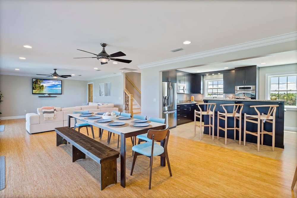 Beach House Mansion- Private Beach Walk Over