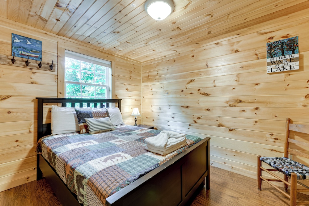 Boat Dock: Family-friendly Douglas Lake Home!