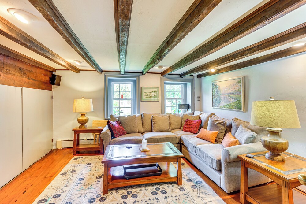 8 Mi to Reading: Spacious Farmhouse Retreat!