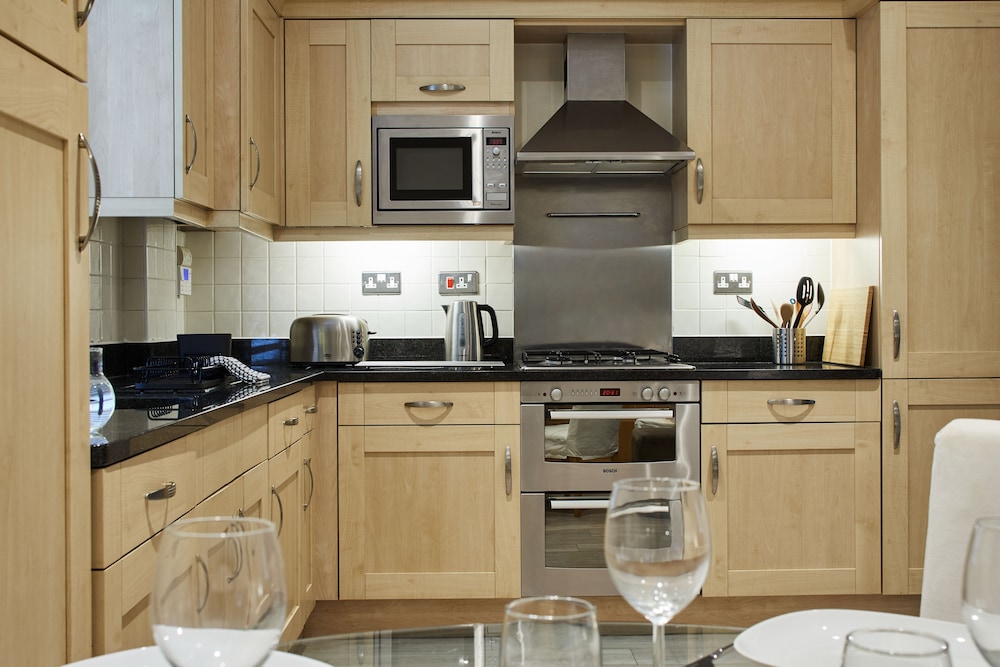 Castle Retreat City Centre Near Train & Parking view 5