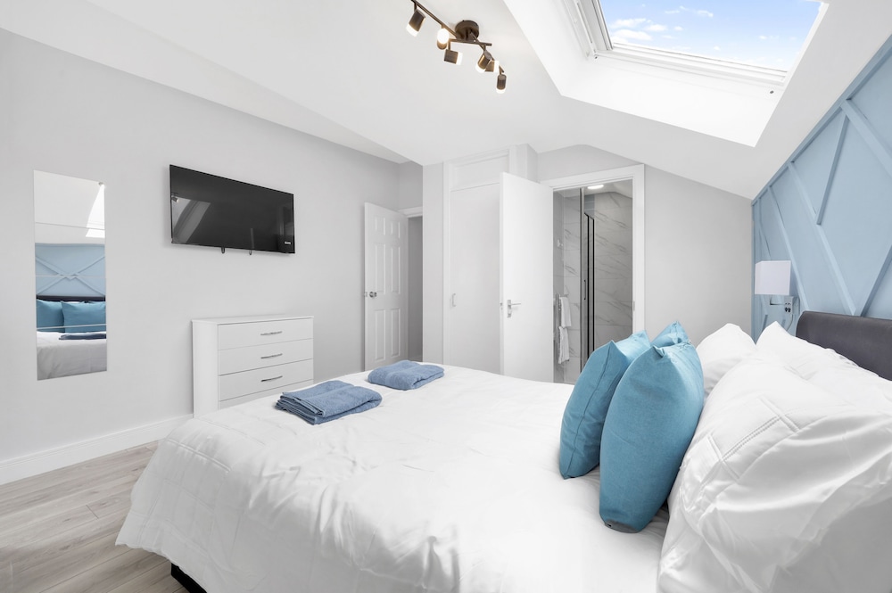 Stylish 4-bed Apartment - Parking & Central Links