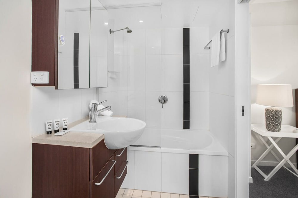 2-bed Near Brisbane CBD With Pool, Sauna & BBQ