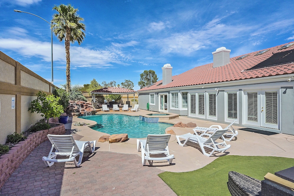 Villa - 8 Bedrms 5 Bths 15 Beds