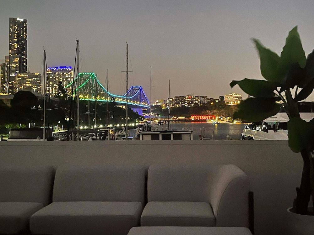 Luxury Penthouse Houseboat n the Heart of the City