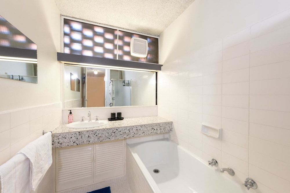Beautiful 2-bed Unit in St Kilda West w/ Parking