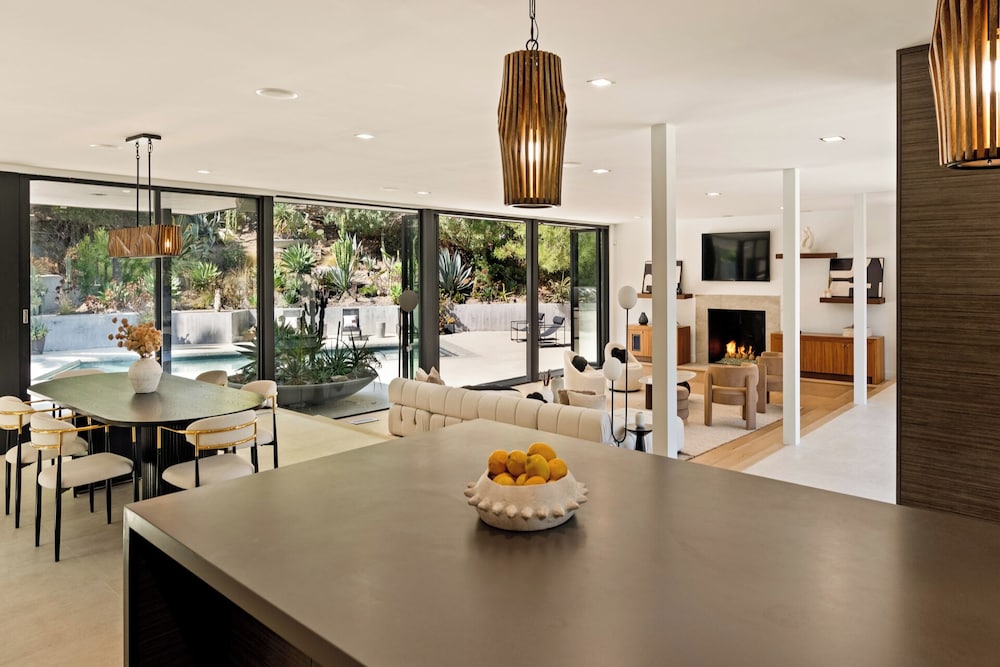 Valea Estate - Secluded Beverly Hills Retreat 1-acre Oasis