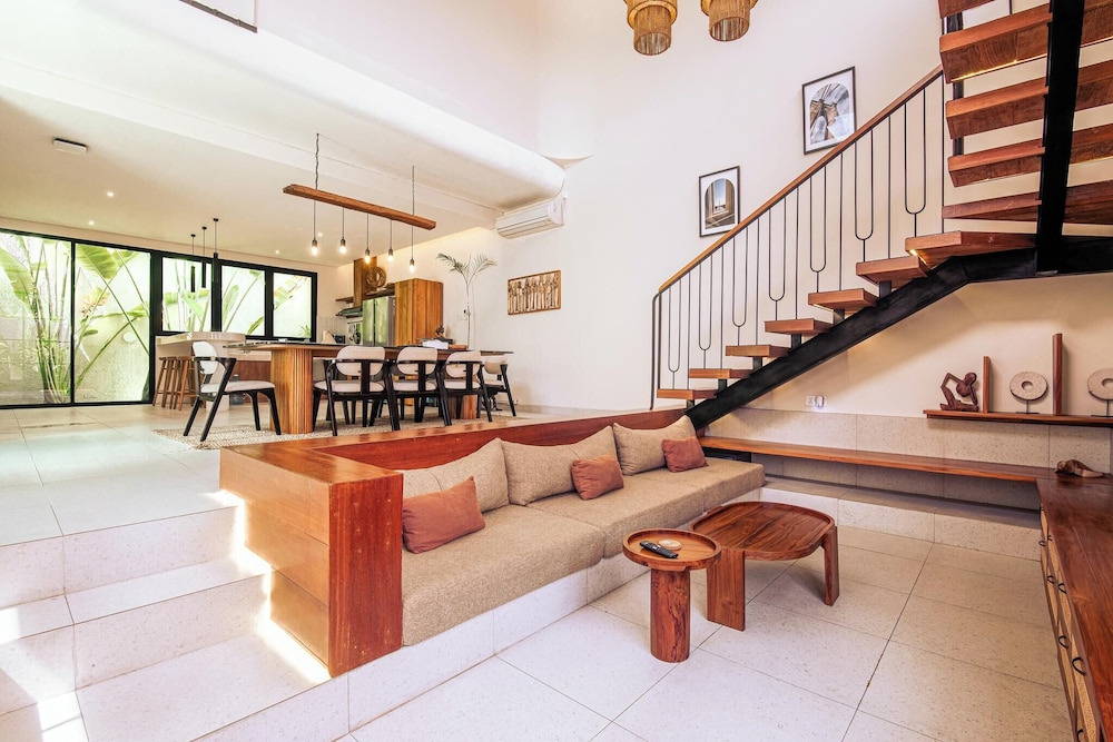 Chic 4-br Villa in Central Seminyak, Beach 5 Mins