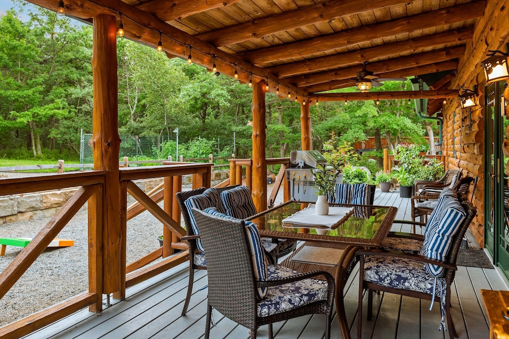 The Bigwood Cabin by Avantstay Hot Tub Firepit Pool Table Private Yard