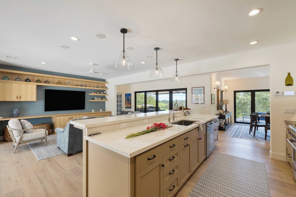 Rancho Robles by Avantstay Vineyard Villa w/ Views, Pool & Privacy