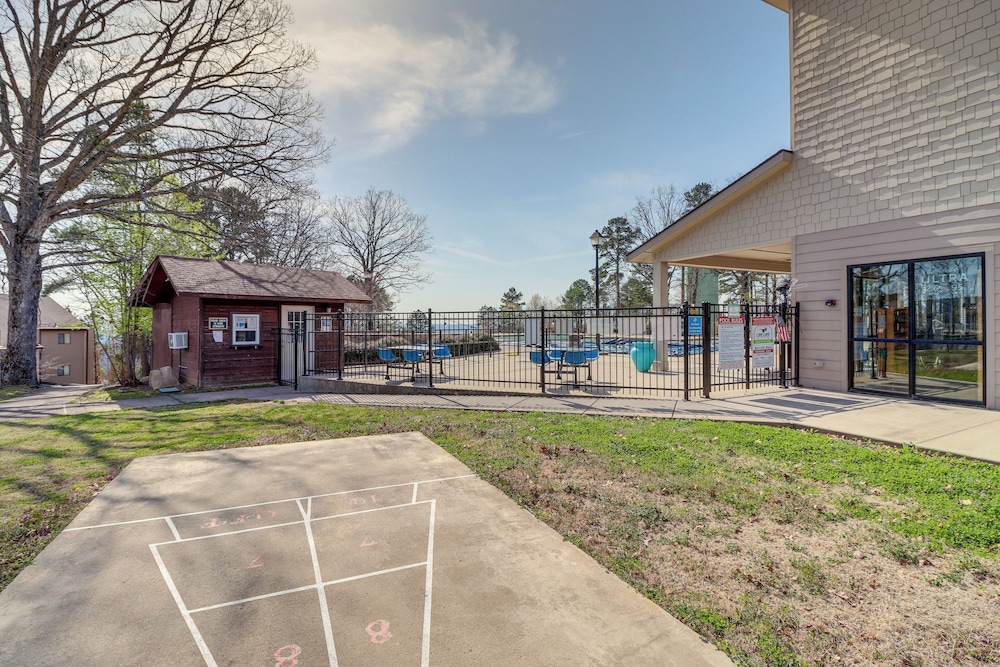 4 Mi to Greers Ferry Lake: Condo w/ Deck & Balcony