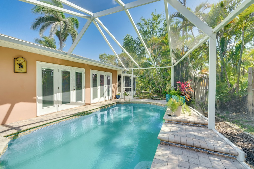 8 Mi to Fort Myers Beach: Poolside Paradise!