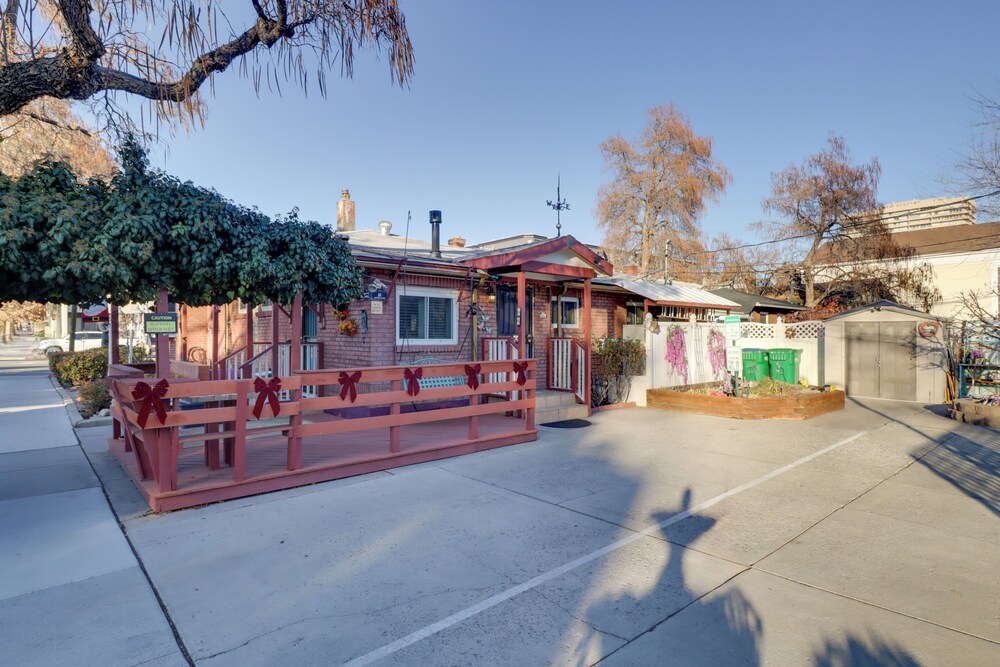Close to Midtown! Cozy Reno 'river Cottage'