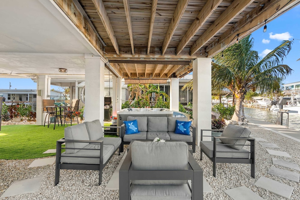 Mermaid Manor Waterfront Haven w Hot Tub Dock