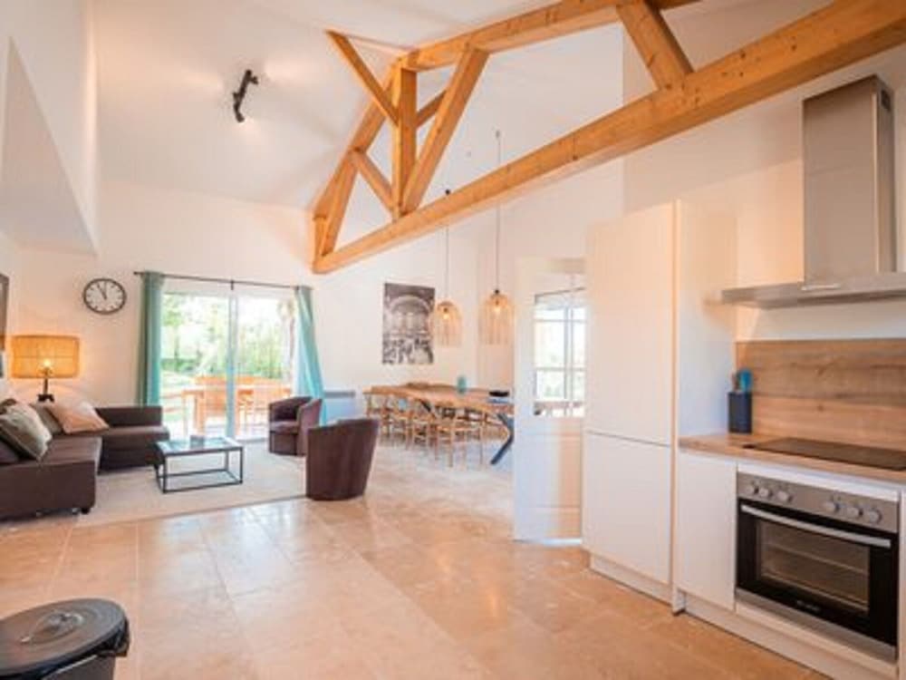 Spacious Villa With Large Garden en Vasles