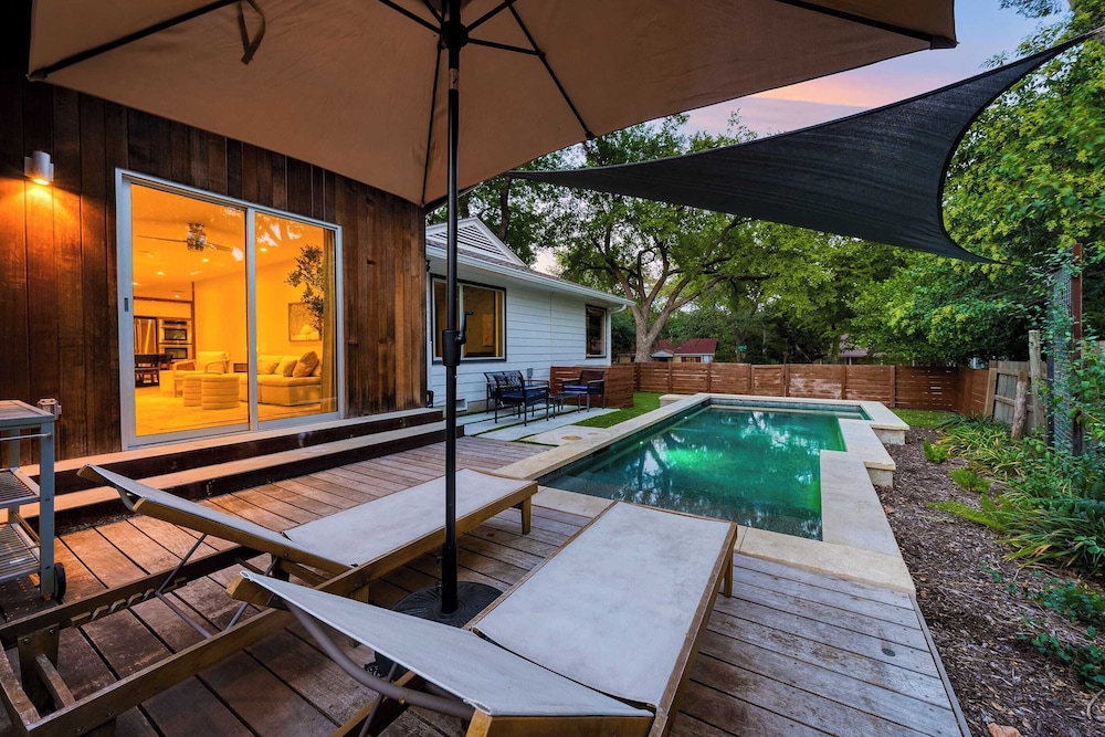 Modern Austin Home w/ Pool, Putting Green & Coffee Nook Townes Retreat by Avantstay